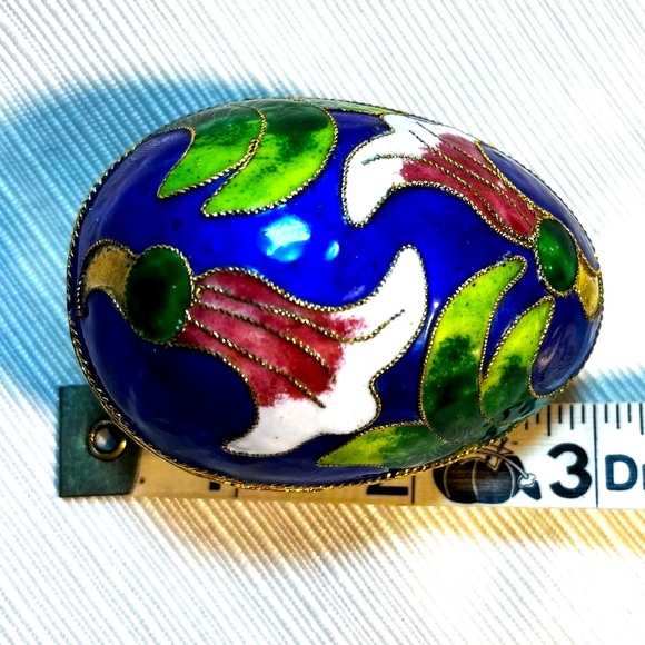 Porcelain Egg shaped Clossoine Trinket Box - Picture 2 of 9